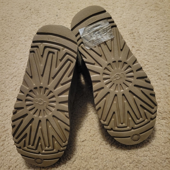 UGGS - Picture 2 of 3